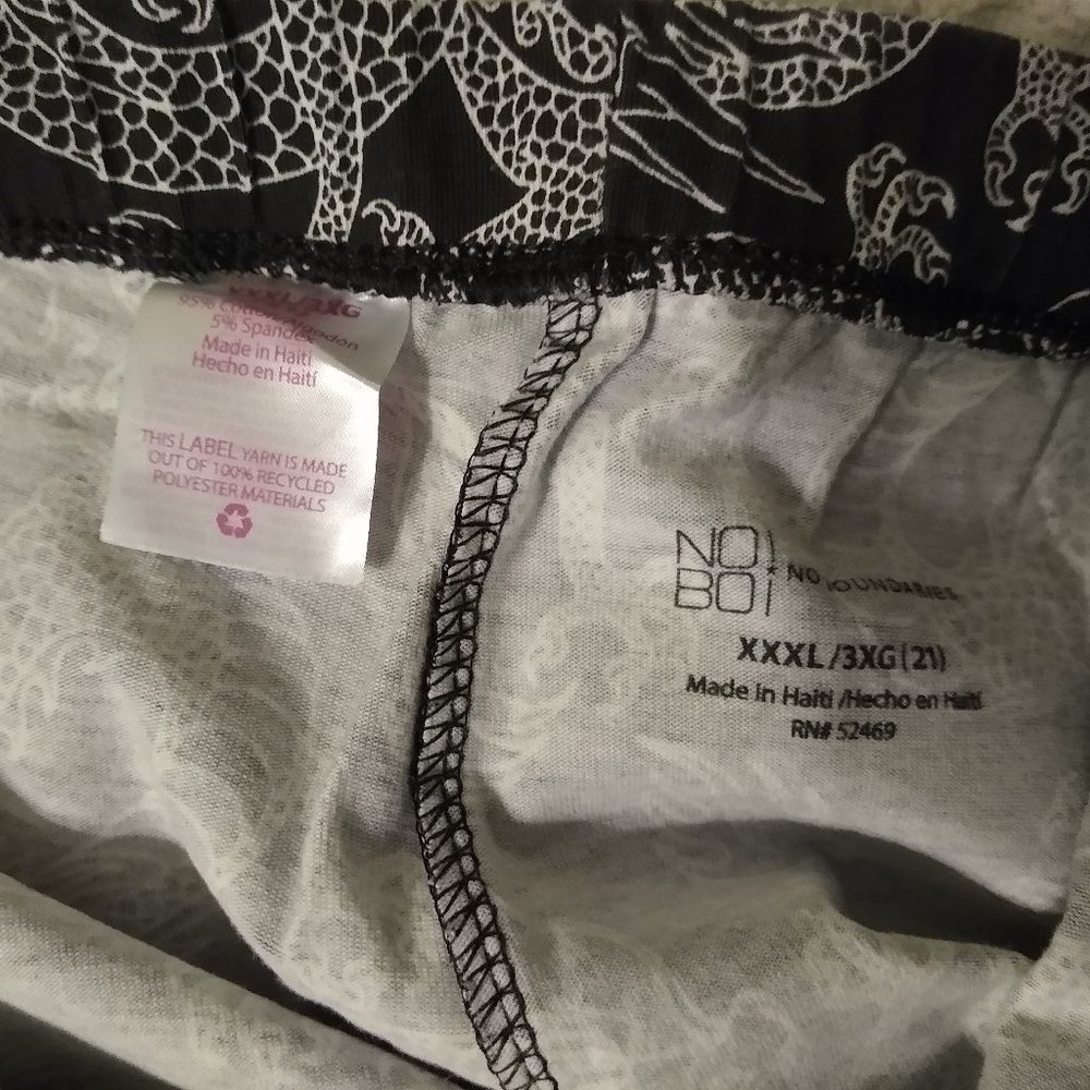 No Boundaries Plus size Capris - Picture 4 of 4